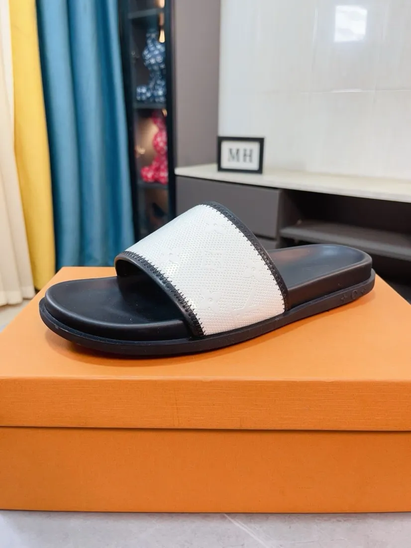 Ex-factory price 320🌹🌹 (lv-Louis Vuitton) new men's sandals, high-end boutique, exquisite embossed logo decoration on the upper, fine workmanship, super soft soles, casual, loose and comfortable, a must-have in summer! \nsize：38-44